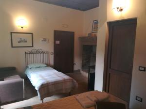 A bed or beds in a room at CASALE SAN FORTUNATO
