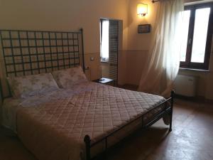 A bed or beds in a room at CASALE SAN FORTUNATO