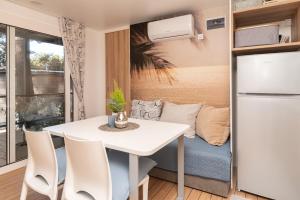 Кухня или мини-кухня в Mobile Homes AZZURRO
