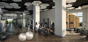 una palestra con diversi tapis roulant e macchine cardio di Secrets Riviera Cancún Resort & Spa - Adults Only - All inclusive a Puerto Morelos