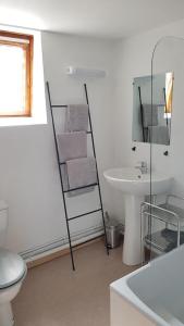 ein weißes Bad mit einem WC und einem Waschbecken in der Unterkunft Appartement Dunkerque Centre 4 personnes - Parking gratuit- in Dunkerque