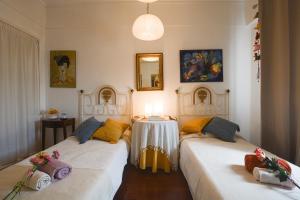 2 Betten in einem Zimmer mit einem Tisch in der Ecke in der Unterkunft Marina Tower Center in Ponta Delgada