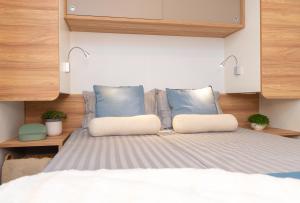 Кровать или кровати в номере Mobile Homes AZZURRO