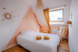 a bedroom with a bed with shoes on it at Maison Bourg idéale familles in Baden