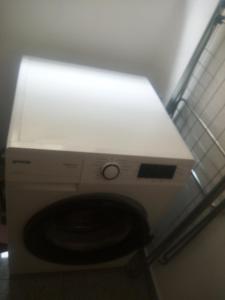 een wasmachine in een badkamer met een licht erop bij Joel in Stadtsteinach