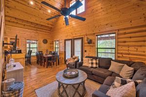 Χώρος καθιστικού στο Southern Hills Cabin Near Beavers Bend State Park!