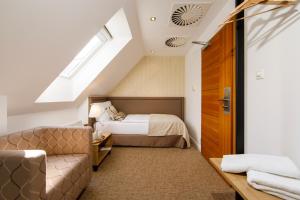 A bed or beds in a room at BEIGLI Hotel & Garden