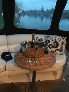 Nápoje v ubytovaní ENTIRE LUXURY MOTOR YACHT 70sqm - Oyster Fund - 2 double bedrooms both en-suite - HEATING sleeps up to 4 people - moored on our Private Island - Legoland 8min WINDSOR THORPE PARK 8min ASCOT RACES Heathrow WENTWORTH LONDON Lapland UK Royal Holloway