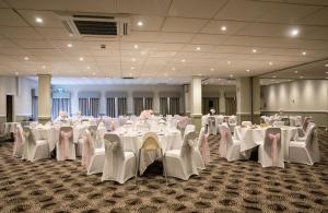 Restaurace v ubytování Holiday Inn Leeds Garforth by IHG