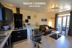 a kitchen and living room with a kitchen and a living room at Casa Méline in Montry