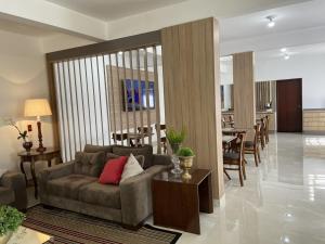 un soggiorno con divano e una sala da pranzo di Hotel Confort a Mafra