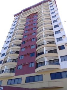 a tall apartment building with balconies at Suíte aconchegante no Centro de Campos WIFI Liberado in Campos dos Goytacazes