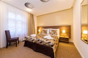 A bed or beds in a room at BEIGLI Hotel & Garden