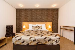 A bed or beds in a room at BEIGLI Hotel & Garden