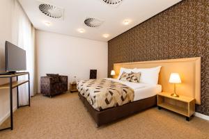 A bed or beds in a room at BEIGLI Hotel & Garden
