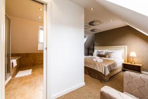 A bed or beds in a room at BEIGLI Hotel & Garden