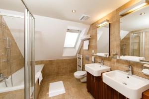 A bathroom at BEIGLI Hotel & Garden