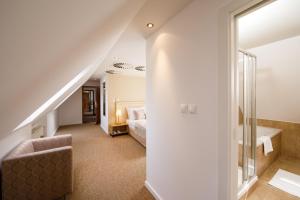 A bed or beds in a room at BEIGLI Hotel & Garden