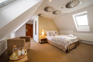 A bed or beds in a room at BEIGLI Hotel & Garden