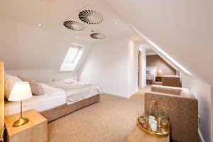 A bed or beds in a room at BEIGLI Hotel & Garden