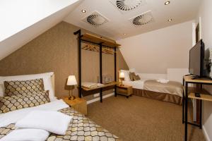 A bed or beds in a room at BEIGLI Hotel & Garden
