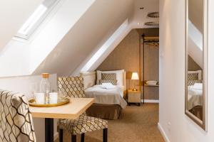 A bed or beds in a room at BEIGLI Hotel & Garden