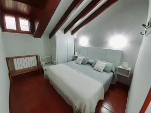 A bed or beds in a room at La Casona del Jou