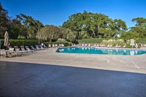 uma piscina com cadeiras e mesas e cadeiras em Resort-Style Condo Located in Harbour Town! em Hilton Head Island