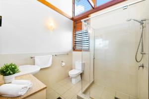 Koupelna v ubytování Serenity - Mudjimba - Pet Friendly Holiday Home + 11 fotografií