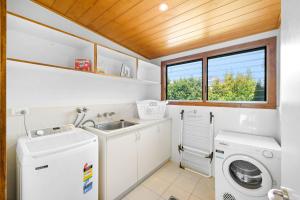 Gambar di galeri bagi Serenity - Mudjimba - Pet Friendly Holiday Home di Mudjimba