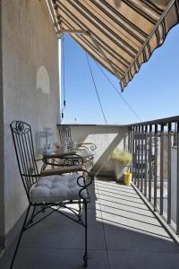 d'une terrasse avec une table et une chaise sur un balcon. dans l'établissement Business & Travel Apartments, à Belgrade