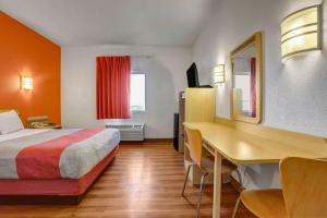 Postel nebo postele na pokoji v ubytování Motel 6-Lemoore, CA