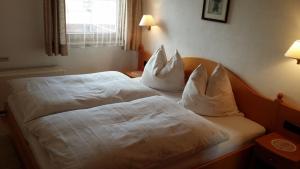 Postel nebo postele na pokoji v ubytování KREUZHOF Seefeld