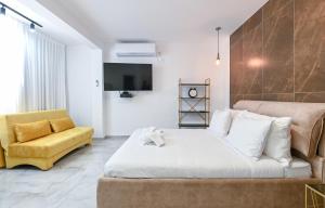 een woonkamer met een bed en een bank bij Lake Mansion Boutique Apartments in Tiberias