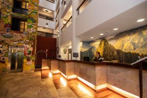 un hall d'hôtel orné d'une grande peinture murale dans l'établissement Tierra Viva Machu Picchu Hotel, à Machu Picchu