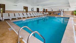 Бассейн в Best Western Penn-Ohio Inn & Suites или поблизости