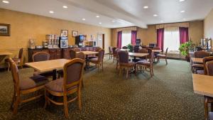 Best Western Penn-Ohio Inn & Suites tesisinde bir restoran veya yemek mekanı