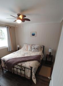 Katil atau katil-katil dalam bilik di Lavenia Rose Cottages , Harbour Mist
