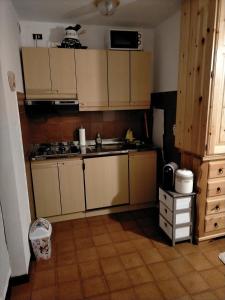 Virtuvė arba virtuvėlė apgyvendinimo įstaigoje Maison Romina