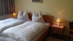 Postel nebo postele na pokoji v ubytování KREUZHOF Seefeld