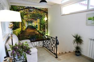 a hallway with a wall mural of a garden at La Primavera in Anacapri