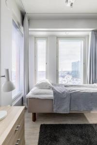 - une chambre avec un lit et une grande fenêtre dans l'établissement Apartment, Sleepwell, Tikkurila with private sauna, 70m2 1-7 pers, à Vantaa