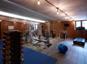 un gimnasio con equipamiento de ejercicio y una bola azul en Art Mainalon Hotel, en Vitina