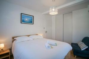 Llit o llits en una habitació de The Family Lake - 2 bedroom apartment terrace & parking