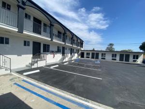 an empty parking lot in front of a building at SOFI MOTEL in Los Angeles