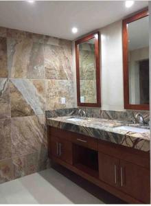 łazienka z 2 umywalkami i 2 lustrami w obiekcie Quinta Alberto Boutique Hotel w mieście San Blas