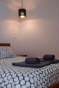 una camera con due letti con lenzuola bianche e nere di Aurora Garden a Porto