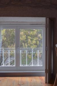 porta scorrevole in vetro con finestra in camera di Aurora Garden a Porto