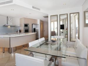 O bucătărie sau chicinetă la Oceans 201 luxurious beachfront apartment