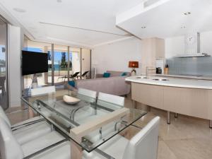 O bucătărie sau chicinetă la Oceans 201 luxurious beachfront apartment